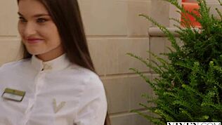 Christy, nova Vixen devojka, savijena u tajnom hotelskom sastanku