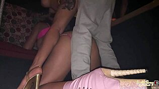 Pelanggan datang kelab kita kerja, bawa kita ke sudut.