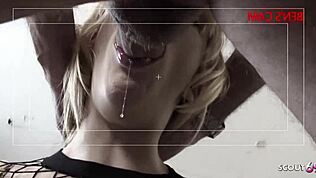 Эй, Келли, готова к грубому траху? Эта худенькая тинейджерка 18+ берет его за кулисами!