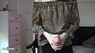 Yo, check Lou Nesbit und Lia Louise bei wildem Pegging mit dirty Talk! 😈