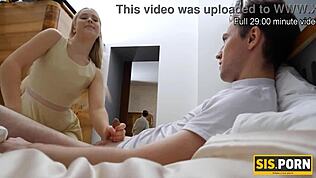 Порно блондинка се промъква за свирка преди да яхне доведения си брат в дива фантазия