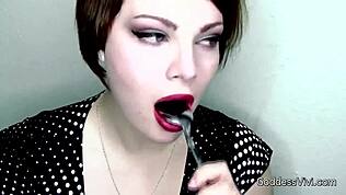 قلبي يدق بسرعة لرؤية لسانها الجميل يلعب