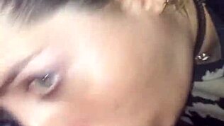 Ova latina kurva mi daje divlji deepthroat kod kuće