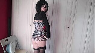 Yavaşça soyunuyorum, utangaç ama vücudumu topukluyla göstermekten heyecanlıyım