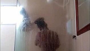 De varnade för att tappa tvålen, men ebony-tjejen tappade dildon i duschen