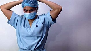 Dottore con guanti di lattice domina paziente in scena fetish ospedaliera di Dominafire