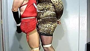 Troie tranny imbavagliate e baciate in umiliazione pubblica all'aperto