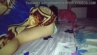 Belle-mère transforme le partage de lit en creampie sauvage avec beau-fils excité en chevauchée intense