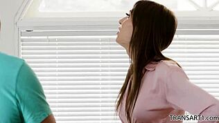 Ehi Korra Del Rio, massaggia questo ragazzo carino più a fondo. Continua, non fermarti, fagli sentire ogni tocco!