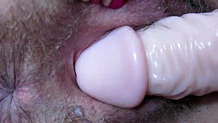 극단 클로즈업으로 젖은 보지가 거대한 딜도로 늘어나