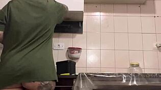 واو، مؤخرة الخادمة البلوند الكبيرة صدمتني وهي تنظف المطبخ 😲