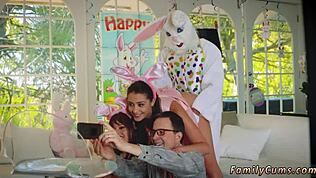 ब्रेड्स वाली गोरी जवान लड़की ने स्टेपअंकल के साथ पहली बार जंगली चुदाई की