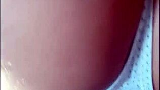 Safada Gostosa förför i video! Titta på hennes atletiska rödhåriga kropp och solbränna som retar vännen!