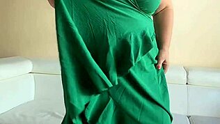 60-årig mogen gilf dansar avslappnat och strippar naken i hemmagjord video