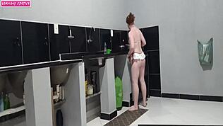 Riceve il mio amico in lingerie e lui mi salta addosso e scopiamo lì in cucina, vengo con tanta tensione sul cazzo dell'amico