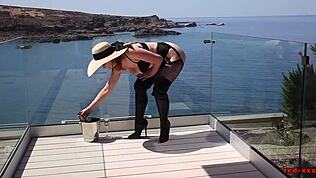 成熟红发美女户外操香槟瓶... 天哪