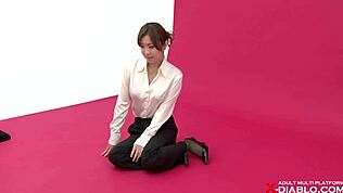 Solo una sesión casual con Makoto Momoi luciendo su lencería increíble