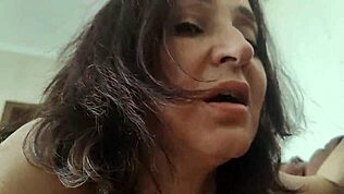 Belle-maman séduit son beau-fils dans un jeu interdit au lit