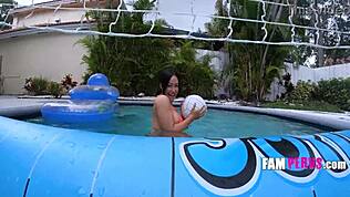 น้องสาววัยรุ่นอกใหญ่ อยากเปียกชุ่มมันส์ที่สระกับฉันมั้ย