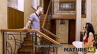 Hé, nézd ezt az érett nőt piros melltartóban, ahogy mélyen veszi a mostohafiú pisztolyát! 🔥