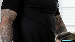 Tânăra 18+ Chanel Camryn suge pulă lui daddy Derrick în timp ce o găurește în sufragerie