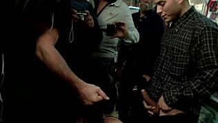 दुकान में सबके सामने स्लट को इस्तेमाल और रगड़ा गया