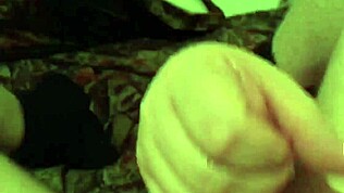 Knubbig fru griper hårig fitta för intensiv pov handjob.