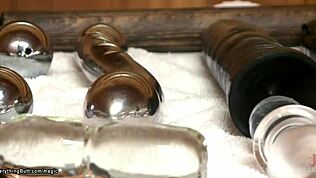 في الساونا، ليزبيات كينكيات تجنن مع لعب شرج وهيمنة