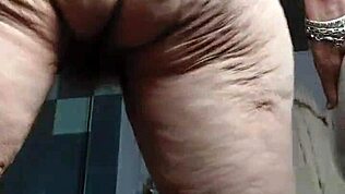 Уау, баба си чука косматата путка с краставица днес