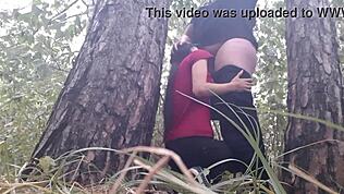 हम बारिश से बचने के लिए पेड़ के नीचे छिपे और गर्मी के लिए वाइल्ड लेस्बियन सेक्स किया