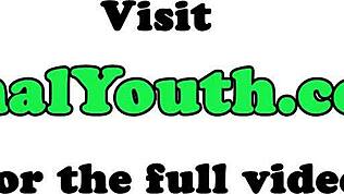 嘿，想看这个小个子妹子被摄影师爆菊吗？