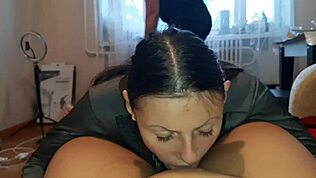 Namorada e eu relaxamos enquanto faxineira trabalha na casa