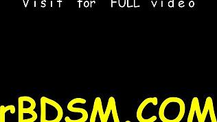 Jeg ser på den knullmaskinen som hamrer min bundne slave så hardt, det er galskap