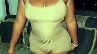 Sarışın emo hatun iç çamaşırıyla sokakta sikiş için yalvarıyor