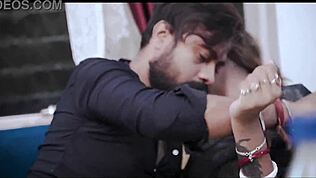 Индийската двойка се развихря като новобрачната жена поема твърдо мисионерско чукане