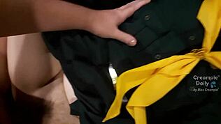 นักเรียนไทยในชุดนักเรียนบอกใบ้ถึงความสนุกเย็ดจนแตกในสุดป่าเถื่อน