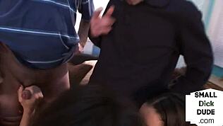 T'as déjà vu des mecs à petite bite humiliés dans une séance de branlette de groupe femdom ?