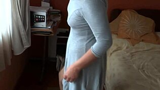 J'adore taquiner les potes de mon beau-fils avec des shows de masturbation sauvages