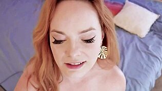 Krivuljasta rdečelaska MILF Summer Hart daje intenziven happy ending.