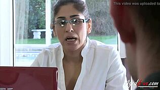 Emociones intensas surgen en trío duro con esposa y Sam Bourne, doblada en éxtasis orgásmico hardcore