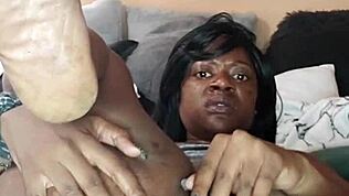 Naej Ae striptease seducente strappa vestiti e squirt in close up