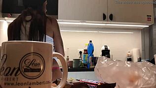 Istri Muda Cuci Piring Kamera Voyeur Sembunyi Tangkap Memek Ketat di Celana Dalam