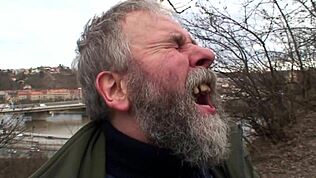 Bule Tua Ngentot Cewek Muda 18+ di Luar, Memek Botaknya Diberi Perhatian Habis!