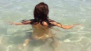 Geiler Tag, lange Beine ohne Höschen am öffentlichen Strand zeigen