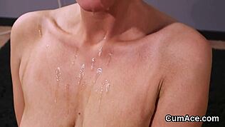 Riemukas tyttö nielee spermakuorman bukkake-kasvokuonossa