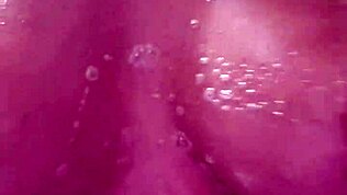 Съблазнителна латиноамериканска мама загрява банята с играчка и пръскане