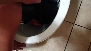 Емо курва в робство принудена за екстремен свирка в тоалетната