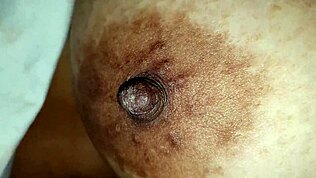 يا، عايز تعصر حلماتي كده؟