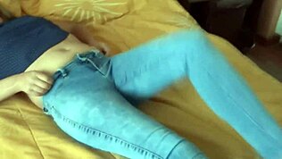 Ibu Latin melancap untuk anak tiri kali pertama! Dia biarkan dia pancut di bontot cantiknya!