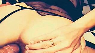 Laiha milf-vaimo ottaa syvälle avoimeen perseeseensä